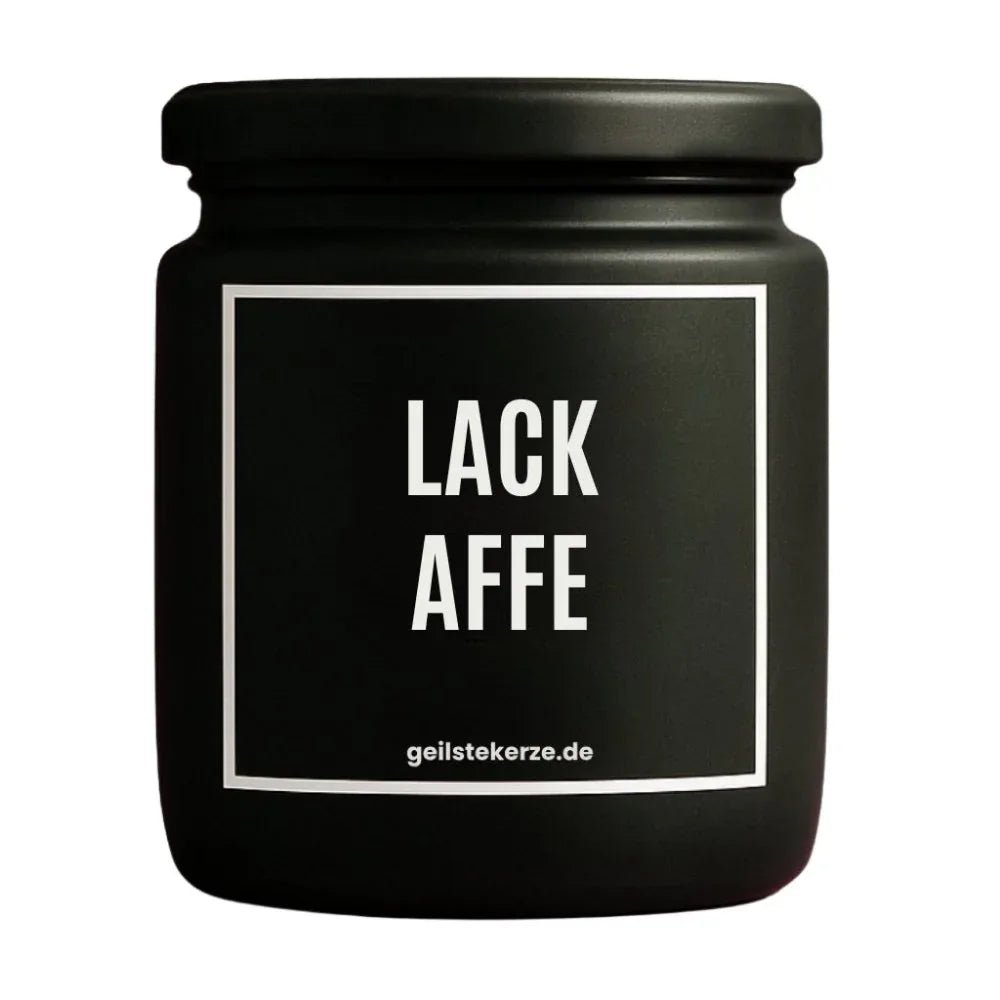 Duftkerze mit Spruch von geilstekerze ist der neue Geschenketrend. Diese witzige Kerze Vegane Bio-Kerze mit Spruch – LACKAFFE brennt mega lange sagenhafte 80 Stunde, hochwertige ätherische Öle schaffen beste Duftverteilung. Mit 1400 lustigen Sprüchen perfekt zum Verschenken. Handgemacht in Deutschland von geilstekerze.shop -Die beste Duftkerze die du kaufen kannst.