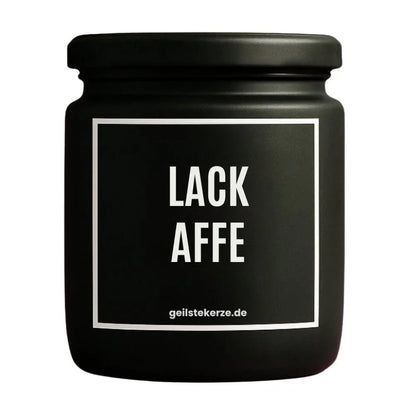 Duftkerze mit Spruch von geilstekerze ist der neue Geschenketrend. Diese witzige Kerze Vegane Bio-Kerze mit Spruch – LACKAFFE brennt mega lange sagenhafte 80 Stunde, hochwertige ätherische Öle schaffen beste Duftverteilung. Mit 1400 lustigen Sprüchen perfekt zum Verschenken. Handgemacht in Deutschland von geilstekerze.shop -Die beste Duftkerze die du kaufen kannst.