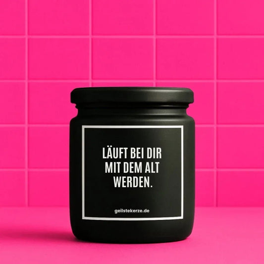 Vegane Bio-Kerze mit Spruch – LÄUFT BEI DIR MIT DEM ALT WERDEN.