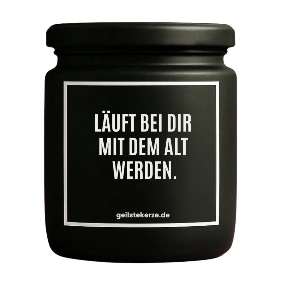 Duftkerze mit Spruch von geilstekerze ist der neue Geschenketrend. Diese witzige Kerze Vegane Bio-Kerze mit Spruch – LÄUFT BEI DIR MIT DEM ALT WERDEN. brennt mega lange sagenhafte 80 Stunde, hochwertige ätherische Öle schaffen beste Duftverteilung. Mit 1400 lustigen Sprüchen perfekt zum Verschenken. Handgemacht in Deutschland von geilstekerze.shop -Die beste Duftkerze die du kaufen kannst.