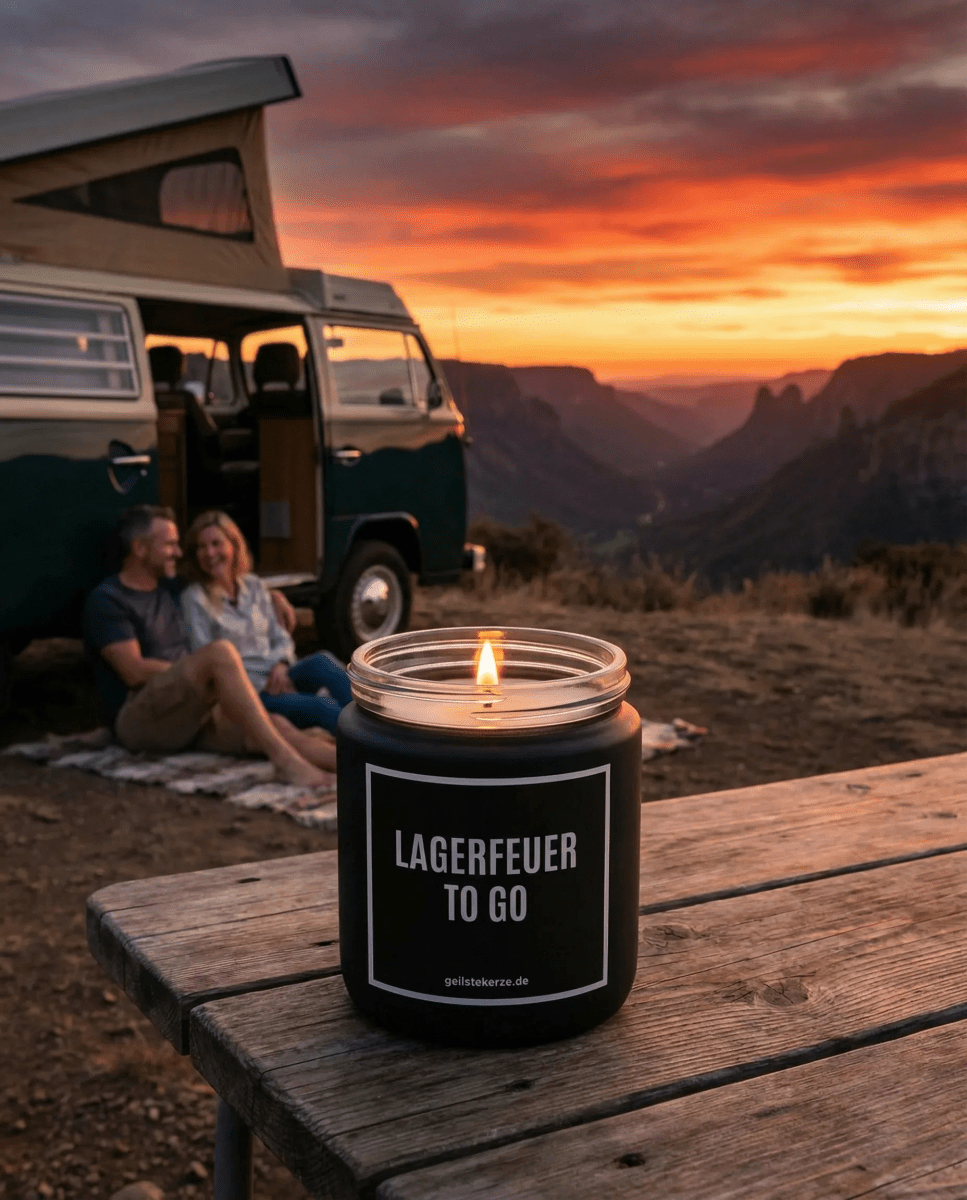 Duftkerze mit Spruch von geilstekerze ist der neue Geschenketrend. Diese witzige Kerze Vegane Bio-Kerze mit Spruch – LAGERFEUER TO GO brennt mega lange sagenhafte 80 Stunde, hochwertige ätherische Öle schaffen beste Duftverteilung. Mit 1400 lustigen Sprüchen perfekt zum Verschenken. Handgemacht in Deutschland von geilstekerze.shop -Die beste Duftkerze die du kaufen kannst.