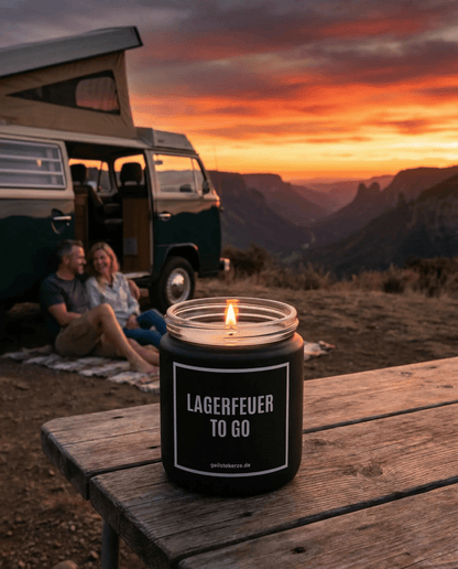 Duftkerze mit Spruch von geilstekerze ist der neue Geschenketrend. Diese witzige Kerze Vegane Bio-Kerze mit Spruch – LAGERFEUER TO GO brennt mega lange sagenhafte 80 Stunde, hochwertige ätherische Öle schaffen beste Duftverteilung. Mit 1400 lustigen Sprüchen perfekt zum Verschenken. Handgemacht in Deutschland von geilstekerze.shop -Die beste Duftkerze die du kaufen kannst.