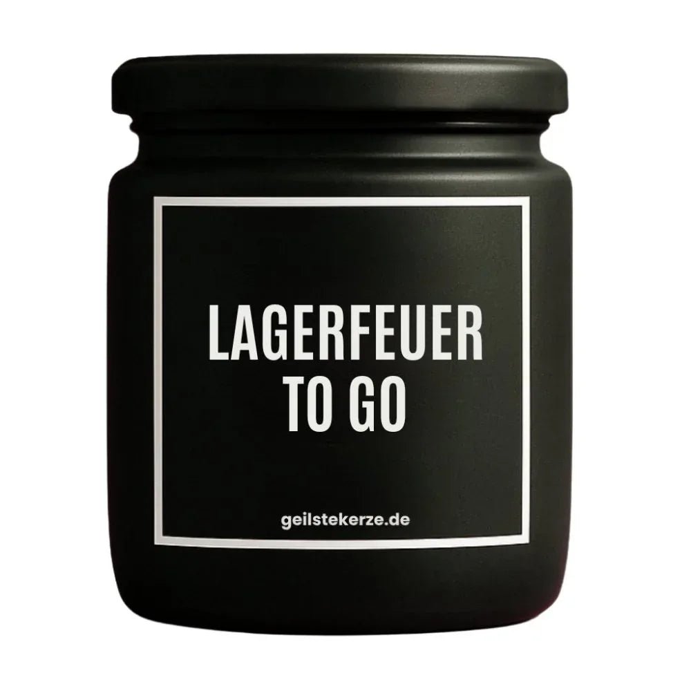 Duftkerze mit Spruch von geilstekerze ist der neue Geschenketrend. Diese witzige Kerze Vegane Bio-Kerze mit Spruch – LAGERFEUER TO GO brennt mega lange sagenhafte 80 Stunde, hochwertige ätherische Öle schaffen beste Duftverteilung. Mit 1400 lustigen Sprüchen perfekt zum Verschenken. Handgemacht in Deutschland von geilstekerze.shop -Die beste Duftkerze die du kaufen kannst.