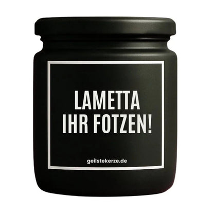 Duftkerze mit Spruch von geilstekerze ist der neue Geschenketrend. Diese witzige Kerze Vegane Bio-Kerze mit Spruch – LAMETTA IHR FOTZEN! brennt mega lange sagenhafte 80 Stunde, hochwertige ätherische Öle schaffen beste Duftverteilung. Mit 1400 lustigen Sprüchen perfekt zum Verschenken. Handgemacht in Deutschland von geilstekerze.shop -Die beste Duftkerze die du kaufen kannst.