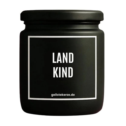 Duftkerze mit Spruch von geilstekerze ist der neue Geschenketrend. Diese witzige Kerze Vegane Bio-Kerze mit Spruch – LANDKIND brennt mega lange sagenhafte 80 Stunde, hochwertige ätherische Öle schaffen beste Duftverteilung. Mit 1400 lustigen Sprüchen perfekt zum Verschenken. Handgemacht in Deutschland von geilstekerze.shop -Die beste Duftkerze die du kaufen kannst.