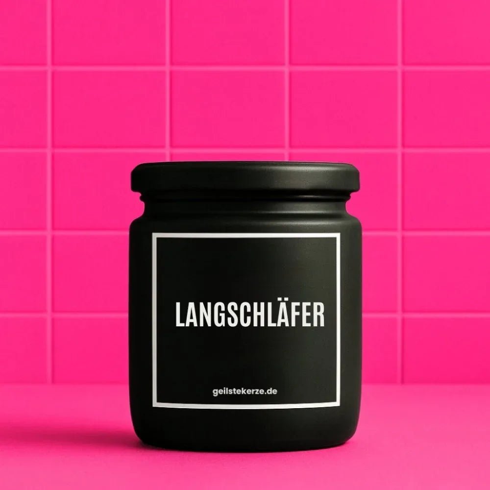 Duftkerze mit Spruch von geilstekerze ist der neue Geschenketrend. Diese witzige Kerze Vegane Bio-Kerze mit Spruch – LANGSCHLÄFER brennt mega lange sagenhafte 80 Stunde, hochwertige ätherische Öle schaffen beste Duftverteilung. Mit 1400 lustigen Sprüchen perfekt zum Verschenken. Handgemacht in Deutschland von geilstekerze.shop -Die beste Duftkerze die du kaufen kannst.