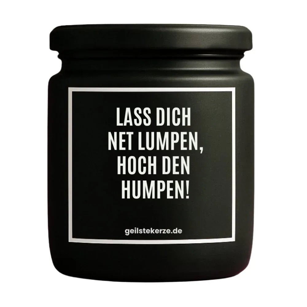 Duftkerze mit Spruch von geilstekerze ist der neue Geschenketrend. Diese witzige Kerze Vegane Bio-Kerze mit Spruch – LASS DICH NET LUMPEN, HOCH DEN HUMPEN! brennt mega lange sagenhafte 80 Stunde, hochwertige ätherische Öle schaffen beste Duftverteilung. Mit 1400 lustigen Sprüchen perfekt zum Verschenken. Handgemacht in Deutschland von geilstekerze.shop -Die beste Duftkerze die du kaufen kannst.