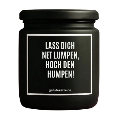 Duftkerze mit Spruch von geilstekerze ist der neue Geschenketrend. Diese witzige Kerze Vegane Bio-Kerze mit Spruch – LASS DICH NET LUMPEN, HOCH DEN HUMPEN! brennt mega lange sagenhafte 80 Stunde, hochwertige ätherische Öle schaffen beste Duftverteilung. Mit 1400 lustigen Sprüchen perfekt zum Verschenken. Handgemacht in Deutschland von geilstekerze.shop -Die beste Duftkerze die du kaufen kannst.