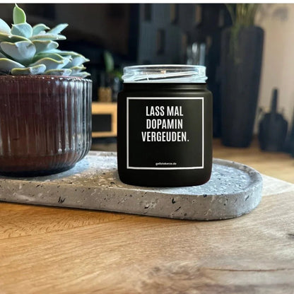 Duftkerze mit Spruch von geilstekerze ist der neue Geschenketrend. Diese witzige Kerze Vegane Bio-Kerze mit Spruch – LASS MAL DOPAMIN VERGEUDEN. brennt mega lange sagenhafte 80 Stunde, hochwertige ätherische Öle schaffen beste Duftverteilung. Mit 1400 lustigen Sprüchen perfekt zum Verschenken. Handgemacht in Deutschland von geilstekerze.shop -Die beste Duftkerze die du kaufen kannst.