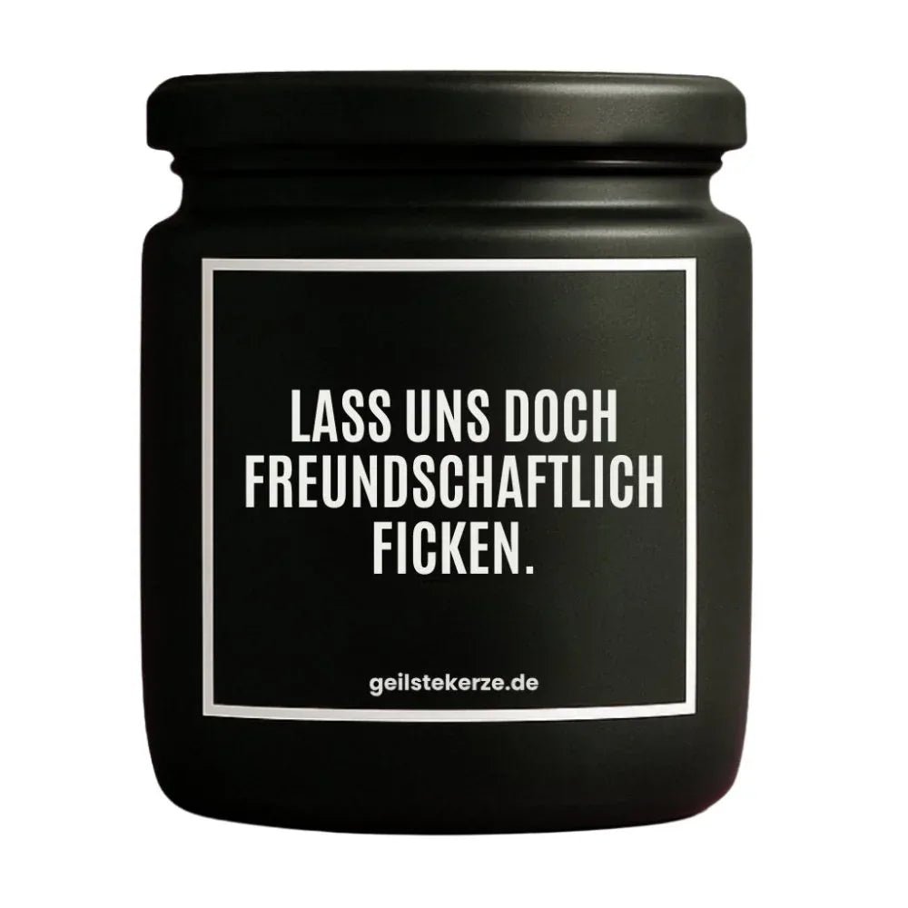 Duftkerze mit Spruch von geilstekerze ist der neue Geschenketrend. Diese witzige Kerze Vegane Bio-Kerze mit Spruch – LASS UNS DOCH FREUNDSCHAFTLICH FICKEN. brennt mega lange sagenhafte 80 Stunde, hochwertige ätherische Öle schaffen beste Duftverteilung. Mit 1400 lustigen Sprüchen perfekt zum Verschenken. Handgemacht in Deutschland von geilstekerze.shop -Die beste Duftkerze die du kaufen kannst.