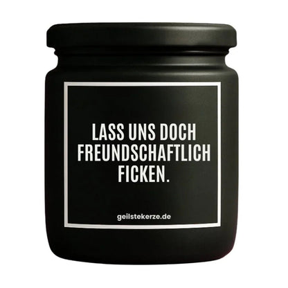 Duftkerze mit Spruch von geilstekerze ist der neue Geschenketrend. Diese witzige Kerze Vegane Bio-Kerze mit Spruch – LASS UNS DOCH FREUNDSCHAFTLICH FICKEN. brennt mega lange sagenhafte 80 Stunde, hochwertige ätherische Öle schaffen beste Duftverteilung. Mit 1400 lustigen Sprüchen perfekt zum Verschenken. Handgemacht in Deutschland von geilstekerze.shop -Die beste Duftkerze die du kaufen kannst.