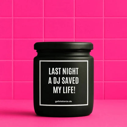 Duftkerze mit Spruch von geilstekerze ist der neue Geschenketrend. Diese witzige Kerze Vegane Bio-Kerze mit Spruch – LAST NIGHT A DJ SAVED MY LIFE! brennt mega lange sagenhafte 80 Stunde, hochwertige ätherische Öle schaffen beste Duftverteilung. Mit 1400 lustigen Sprüchen perfekt zum Verschenken. Handgemacht in Deutschland von geilstekerze.shop -Die beste Duftkerze die du kaufen kannst.