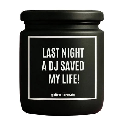 Duftkerze mit Spruch von geilstekerze ist der neue Geschenketrend. Diese witzige Kerze Vegane Bio-Kerze mit Spruch – LAST NIGHT A DJ SAVED MY LIFE! brennt mega lange sagenhafte 80 Stunde, hochwertige ätherische Öle schaffen beste Duftverteilung. Mit 1400 lustigen Sprüchen perfekt zum Verschenken. Handgemacht in Deutschland von geilstekerze.shop -Die beste Duftkerze die du kaufen kannst.