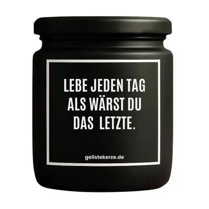 Duftkerze mit Spruch von geilstekerze ist der neue Geschenketrend. Diese witzige Kerze Vegane Bio-Kerze mit Spruch – LEBE JEDEN TAG ALS WÄRST DU DAS LETZTE. brennt mega lange sagenhafte 80 Stunde, hochwertige ätherische Öle schaffen beste Duftverteilung. Mit 1400 lustigen Sprüchen perfekt zum Verschenken. Handgemacht in Deutschland von geilstekerze.shop -Die beste Duftkerze die du kaufen kannst.