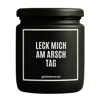 Duftkerze mit Spruch von geilstekerze ist der neue Geschenketrend. Diese witzige Kerze Vegane Bio-Kerze mit Spruch – LECK MICH AM ARSCH TAG brennt mega lange sagenhafte 80 Stunde, hochwertige ätherische Öle schaffen beste Duftverteilung. Mit 1400 lustigen Sprüchen perfekt zum Verschenken. Handgemacht in Deutschland von geilstekerze.shop -Die beste Duftkerze die du kaufen kannst.