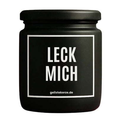 Duftkerze mit Spruch von geilstekerze ist der neue Geschenketrend. Diese witzige Kerze Vegane Bio-Kerze mit Spruch – LECK MICH brennt mega lange sagenhafte 80 Stunde, hochwertige ätherische Öle schaffen beste Duftverteilung. Mit 1400 lustigen Sprüchen perfekt zum Verschenken. Handgemacht in Deutschland von geilstekerze.shop -Die beste Duftkerze die du kaufen kannst.