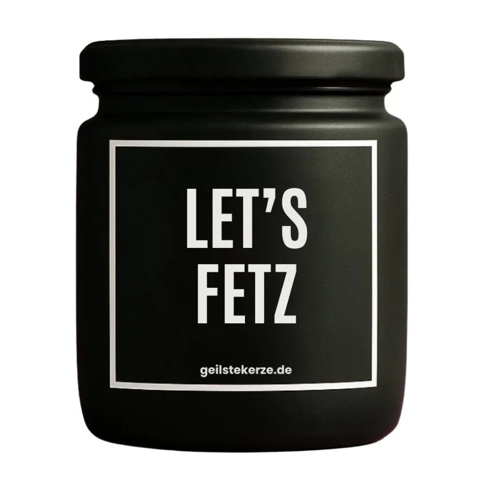 Duftkerze mit Spruch von geilstekerze ist der neue Geschenketrend. Diese witzige Kerze Vegane Bio-Kerze mit Spruch – LET’S FETZ brennt mega lange sagenhafte 80 Stunde, hochwertige ätherische Öle schaffen beste Duftverteilung. Mit 1400 lustigen Sprüchen perfekt zum Verschenken. Handgemacht in Deutschland von geilstekerze.shop -Die beste Duftkerze die du kaufen kannst.
