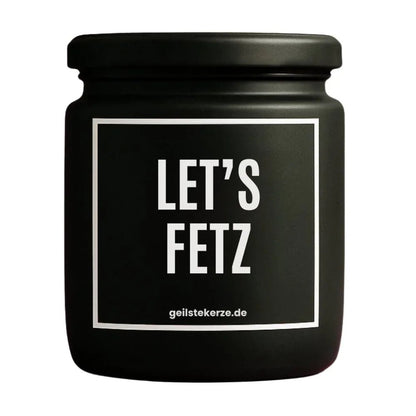 Duftkerze mit Spruch von geilstekerze ist der neue Geschenketrend. Diese witzige Kerze Vegane Bio-Kerze mit Spruch – LET’S FETZ brennt mega lange sagenhafte 80 Stunde, hochwertige ätherische Öle schaffen beste Duftverteilung. Mit 1400 lustigen Sprüchen perfekt zum Verschenken. Handgemacht in Deutschland von geilstekerze.shop -Die beste Duftkerze die du kaufen kannst.