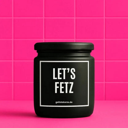 Duftkerze mit Spruch von geilstekerze ist der neue Geschenketrend. Diese witzige Kerze Vegane Bio-Kerze mit Spruch – LET’S FETZ brennt mega lange sagenhafte 80 Stunde, hochwertige ätherische Öle schaffen beste Duftverteilung. Mit 1400 lustigen Sprüchen perfekt zum Verschenken. Handgemacht in Deutschland von geilstekerze.shop -Die beste Duftkerze die du kaufen kannst.