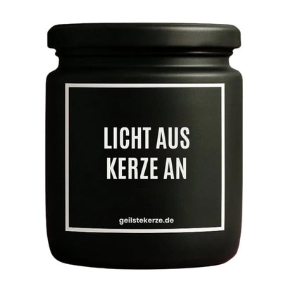 Duftkerze mit Spruch von geilstekerze ist der neue Geschenketrend. Diese witzige Kerze Vegane Bio-Kerze mit Spruch – LICHT AUS KERZE AN brennt mega lange sagenhafte 80 Stunde, hochwertige ätherische Öle schaffen beste Duftverteilung. Mit 1400 lustigen Sprüchen perfekt zum Verschenken. Handgemacht in Deutschland von geilstekerze.shop -Die beste Duftkerze die du kaufen kannst.
