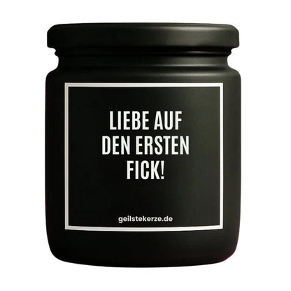 Duftkerze mit Spruch von geilstekerze ist der neue Geschenketrend. Diese witzige Kerze Vegane Bio-Kerze mit Spruch – LIEBE AUF DEN ERSTEN FICK! brennt mega lange sagenhafte 80 Stunde, hochwertige ätherische Öle schaffen beste Duftverteilung. Mit 1400 lustigen Sprüchen perfekt zum Verschenken. Handgemacht in Deutschland von geilstekerze.shop -Die beste Duftkerze die du kaufen kannst.