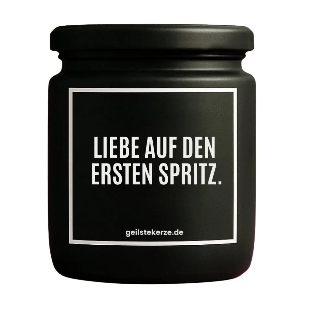 Vegane Bio-Kerze mit Spruch – LIEBE AUF DEN ERSTEN SPRITZ.
