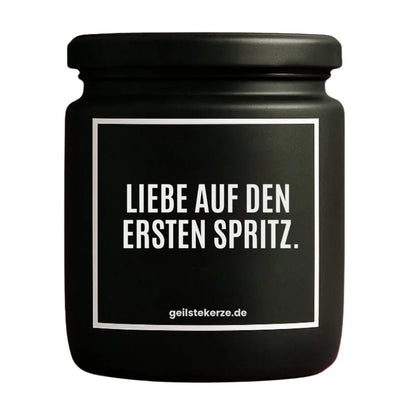 Duftkerze mit Spruch von geilstekerze ist der neue Geschenketrend. Diese witzige Kerze Vegane Bio-Kerze mit Spruch – LIEBE AUF DEN ERSTEN SPRITZ. brennt mega lange sagenhafte 80 Stunde, hochwertige ätherische Öle schaffen beste Duftverteilung. Mit 1400 lustigen Sprüchen perfekt zum Verschenken. Handgemacht in Deutschland von geilstekerze.shop -Die beste Duftkerze die du kaufen kannst.