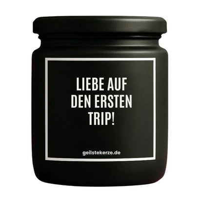 Duftkerze mit Spruch von geilstekerze ist der neue Geschenketrend. Diese witzige Kerze Vegane Bio-Kerze mit Spruch – LIEBE AUF DEN ERSTEN TRIP! brennt mega lange sagenhafte 80 Stunde, hochwertige ätherische Öle schaffen beste Duftverteilung. Mit 1400 lustigen Sprüchen perfekt zum Verschenken. Handgemacht in Deutschland von geilstekerze.shop -Die beste Duftkerze die du kaufen kannst.
