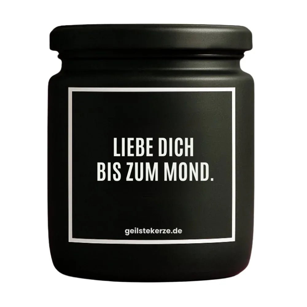 Duftkerze mit Spruch von geilstekerze ist der neue Geschenketrend. Diese witzige Kerze Vegane Bio-Kerze mit Spruch – LIEBE DICH BIS ZUM MOND. brennt mega lange sagenhafte 80 Stunde, hochwertige ätherische Öle schaffen beste Duftverteilung. Mit 1400 lustigen Sprüchen perfekt zum Verschenken. Handgemacht in Deutschland von geilstekerze.shop -Die beste Duftkerze die du kaufen kannst.