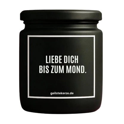 Duftkerze mit Spruch von geilstekerze ist der neue Geschenketrend. Diese witzige Kerze Vegane Bio-Kerze mit Spruch – LIEBE DICH BIS ZUM MOND. brennt mega lange sagenhafte 80 Stunde, hochwertige ätherische Öle schaffen beste Duftverteilung. Mit 1400 lustigen Sprüchen perfekt zum Verschenken. Handgemacht in Deutschland von geilstekerze.shop -Die beste Duftkerze die du kaufen kannst.