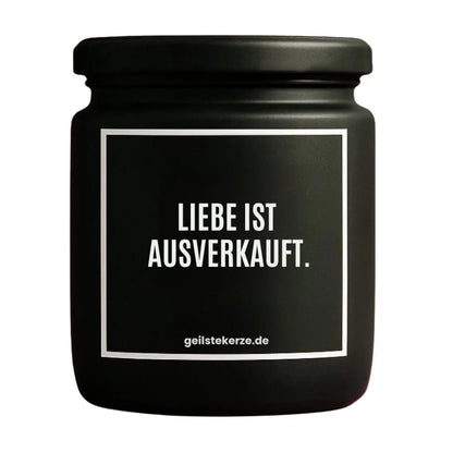 Duftkerze mit Spruch von geilstekerze ist der neue Geschenketrend. Diese witzige Kerze Vegane Bio-Kerze mit Spruch – LIEBE IST AUSVERKAUFT. brennt mega lange sagenhafte 80 Stunde, hochwertige ätherische Öle schaffen beste Duftverteilung. Mit 1400 lustigen Sprüchen perfekt zum Verschenken. Handgemacht in Deutschland von geilstekerze.shop -Die beste Duftkerze die du kaufen kannst.