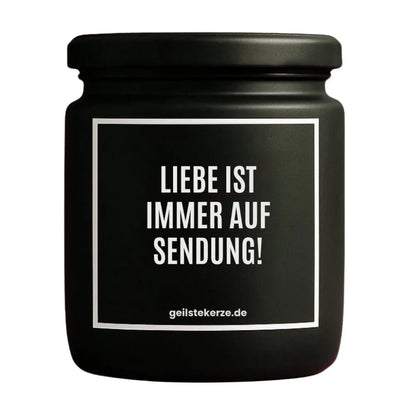 Duftkerze mit Spruch von geilstekerze ist der neue Geschenketrend. Diese witzige Kerze Vegane Bio-Kerze mit Spruch – LIEBE IST IMMER AUF SENDUNG! brennt mega lange sagenhafte 80 Stunde, hochwertige ätherische Öle schaffen beste Duftverteilung. Mit 1400 lustigen Sprüchen perfekt zum Verschenken. Handgemacht in Deutschland von geilstekerze.shop -Die beste Duftkerze die du kaufen kannst.