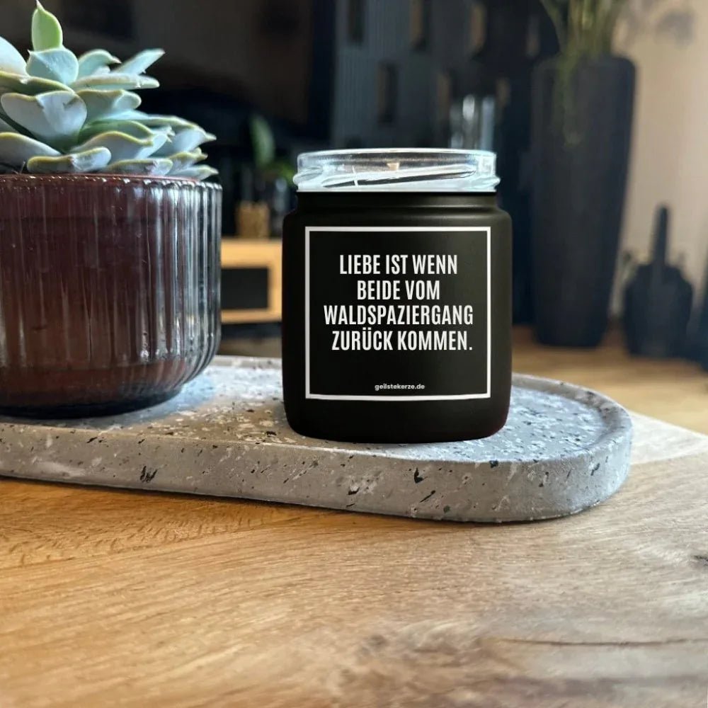 Duftkerze mit Spruch von geilstekerze ist der neue Geschenketrend. Diese witzige Kerze Vegane Bio-Kerze mit Spruch – LIEBE IST WENN BEIDE VOM WALDSPAZIERGANG ZURÜCK KOMMEN brennt mega lange sagenhafte 80 Stunde, hochwertige ätherische Öle schaffen beste Duftverteilung. Mit 1400 lustigen Sprüchen perfekt zum Verschenken. Handgemacht in Deutschland von geilstekerze.shop -Die beste Duftkerze die du kaufen kannst.