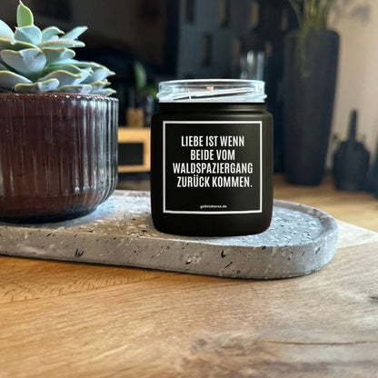 Duftkerze mit Spruch von geilstekerze ist der neue Geschenketrend. Diese witzige Kerze Vegane Bio-Kerze mit Spruch – LIEBE IST WENN BEIDE VOM WALDSPAZIERGANG ZURÜCK KOMMEN brennt mega lange sagenhafte 80 Stunde, hochwertige ätherische Öle schaffen beste Duftverteilung. Mit 1400 lustigen Sprüchen perfekt zum Verschenken. Handgemacht in Deutschland von geilstekerze.shop -Die beste Duftkerze die du kaufen kannst.