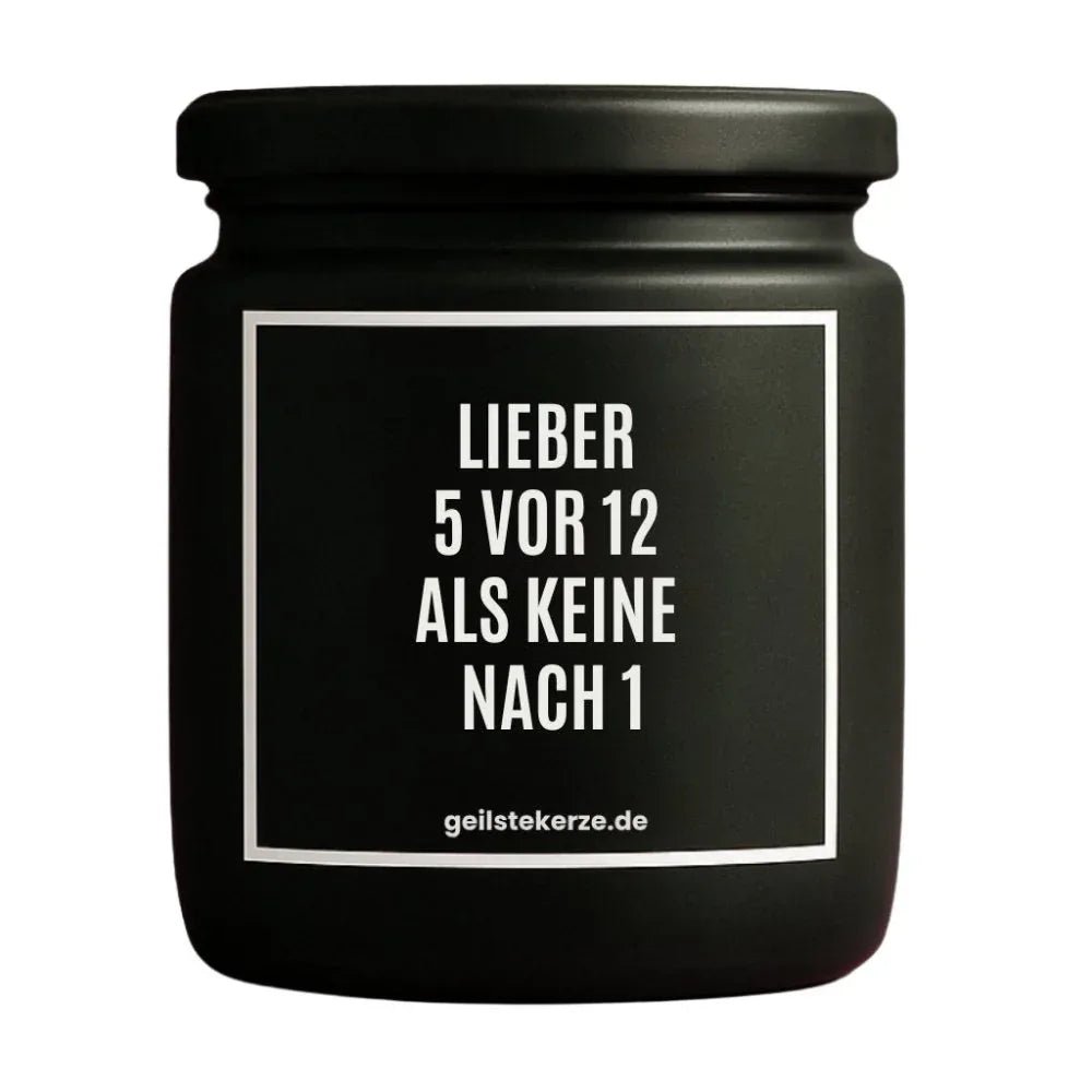 Duftkerze mit Spruch von geilstekerze ist der neue Geschenketrend. Diese witzige Kerze Vegane Bio-Kerze mit Spruch – LIEBER 5 VOR 12 ALS KEINE NACH 1 brennt mega lange sagenhafte 80 Stunde, hochwertige ätherische Öle schaffen beste Duftverteilung. Mit 1400 lustigen Sprüchen perfekt zum Verschenken. Handgemacht in Deutschland von geilstekerze.shop -Die beste Duftkerze die du kaufen kannst.