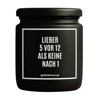 Duftkerze mit Spruch von geilstekerze ist der neue Geschenketrend. Diese witzige Kerze Vegane Bio-Kerze mit Spruch – LIEBER 5 VOR 12 ALS KEINE NACH 1 brennt mega lange sagenhafte 80 Stunde, hochwertige ätherische Öle schaffen beste Duftverteilung. Mit 1400 lustigen Sprüchen perfekt zum Verschenken. Handgemacht in Deutschland von geilstekerze.shop -Die beste Duftkerze die du kaufen kannst.