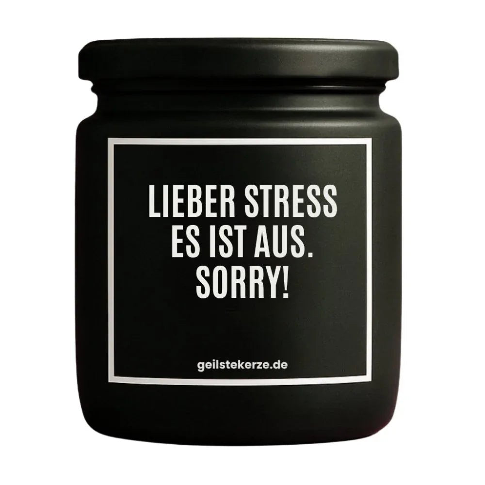 Duftkerze mit Spruch von geilstekerze ist der neue Geschenketrend. Diese witzige Kerze Vegane Bio-Kerze mit Spruch – LIEBER STRESS ES IST AUS. SORRY! brennt mega lange sagenhafte 80 Stunde, hochwertige ätherische Öle schaffen beste Duftverteilung. Mit 1400 lustigen Sprüchen perfekt zum Verschenken. Handgemacht in Deutschland von geilstekerze.shop -Die beste Duftkerze die du kaufen kannst.