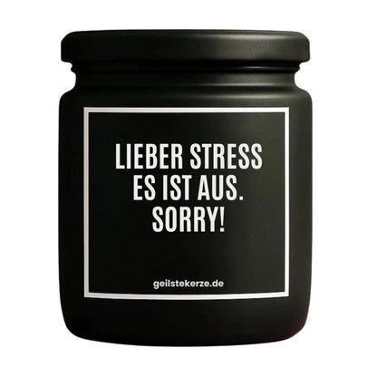 Duftkerze mit Spruch von geilstekerze ist der neue Geschenketrend. Diese witzige Kerze Vegane Bio-Kerze mit Spruch – LIEBER STRESS ES IST AUS. SORRY! brennt mega lange sagenhafte 80 Stunde, hochwertige ätherische Öle schaffen beste Duftverteilung. Mit 1400 lustigen Sprüchen perfekt zum Verschenken. Handgemacht in Deutschland von geilstekerze.shop -Die beste Duftkerze die du kaufen kannst.