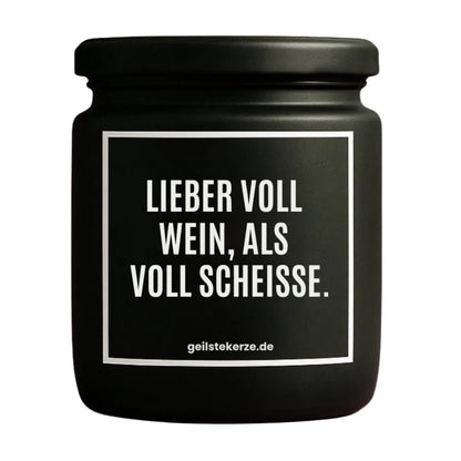 Duftkerze mit Spruch von geilstekerze ist der neue Geschenketrend. Diese witzige Kerze Vegane Bio-Kerze mit Spruch – LIEBER VOLL WEIN, ALS VOLL SCHEISSE. brennt mega lange sagenhafte 80 Stunde, hochwertige ätherische Öle schaffen beste Duftverteilung. Mit 1400 lustigen Sprüchen perfekt zum Verschenken. Handgemacht in Deutschland von geilstekerze.shop -Die beste Duftkerze die du kaufen kannst.