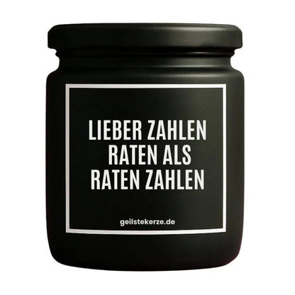 Duftkerze mit Spruch von geilstekerze ist der neue Geschenketrend. Diese witzige Kerze Vegane Bio-Kerze mit Spruch – LIEBER ZAHLEN RATEN, ALS RATEN ZAHLEN brennt mega lange sagenhafte 80 Stunde, hochwertige ätherische Öle schaffen beste Duftverteilung. Mit 1400 lustigen Sprüchen perfekt zum Verschenken. Handgemacht in Deutschland von geilstekerze.shop -Die beste Duftkerze die du kaufen kannst.