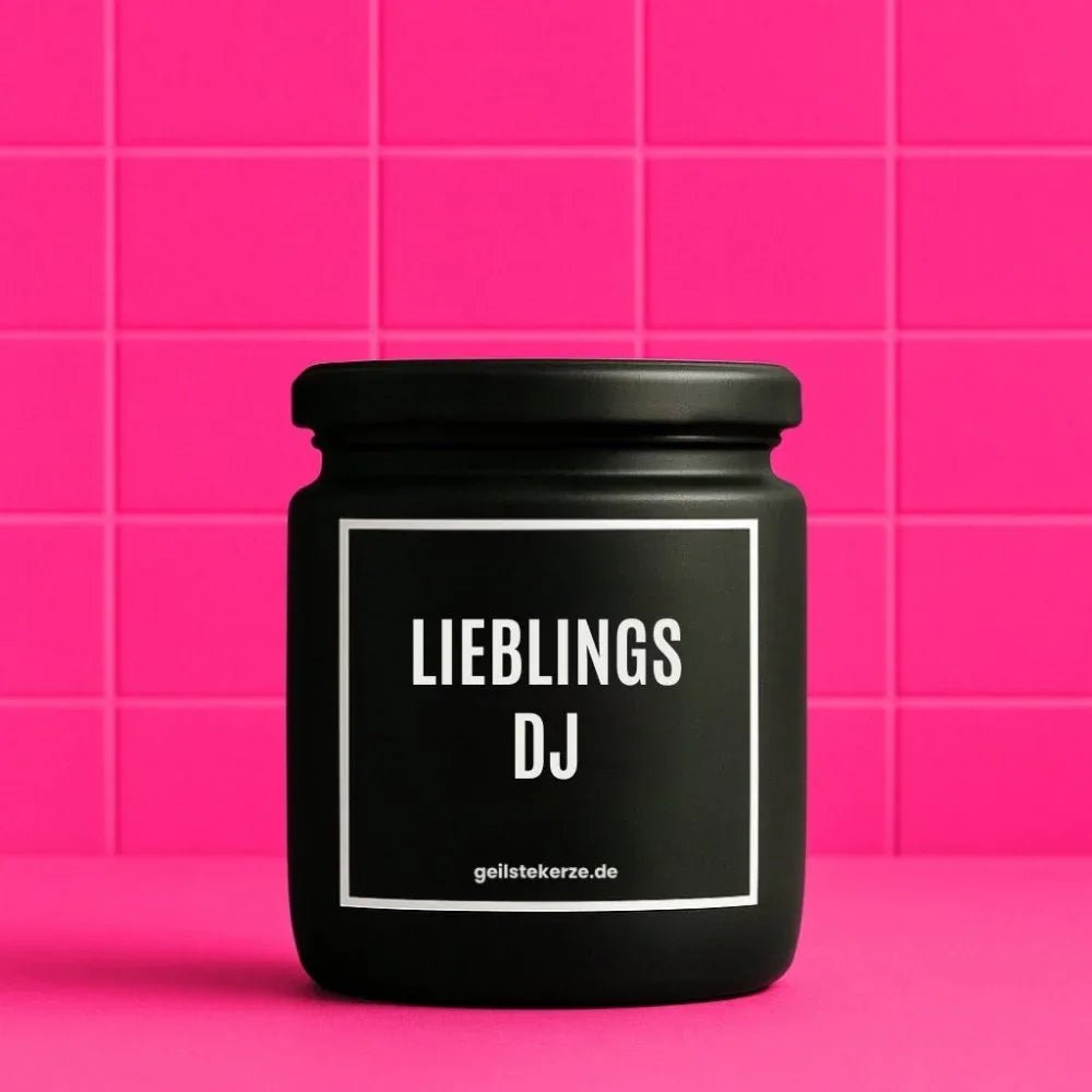 Duftkerze mit Spruch von geilstekerze ist der neue Geschenketrend. Diese witzige Kerze Vegane Bio-Kerze mit Spruch – LIEBLINGS DJ brennt mega lange sagenhafte 80 Stunde, hochwertige ätherische Öle schaffen beste Duftverteilung. Mit 1400 lustigen Sprüchen perfekt zum Verschenken. Handgemacht in Deutschland von geilstekerze.shop -Die beste Duftkerze die du kaufen kannst.