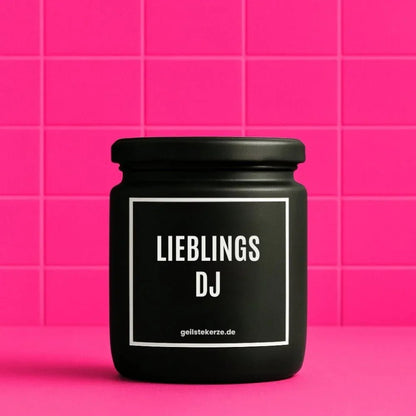 Duftkerze mit Spruch von geilstekerze ist der neue Geschenketrend. Diese witzige Kerze Vegane Bio-Kerze mit Spruch – LIEBLINGS DJ brennt mega lange sagenhafte 80 Stunde, hochwertige ätherische Öle schaffen beste Duftverteilung. Mit 1400 lustigen Sprüchen perfekt zum Verschenken. Handgemacht in Deutschland von geilstekerze.shop -Die beste Duftkerze die du kaufen kannst.