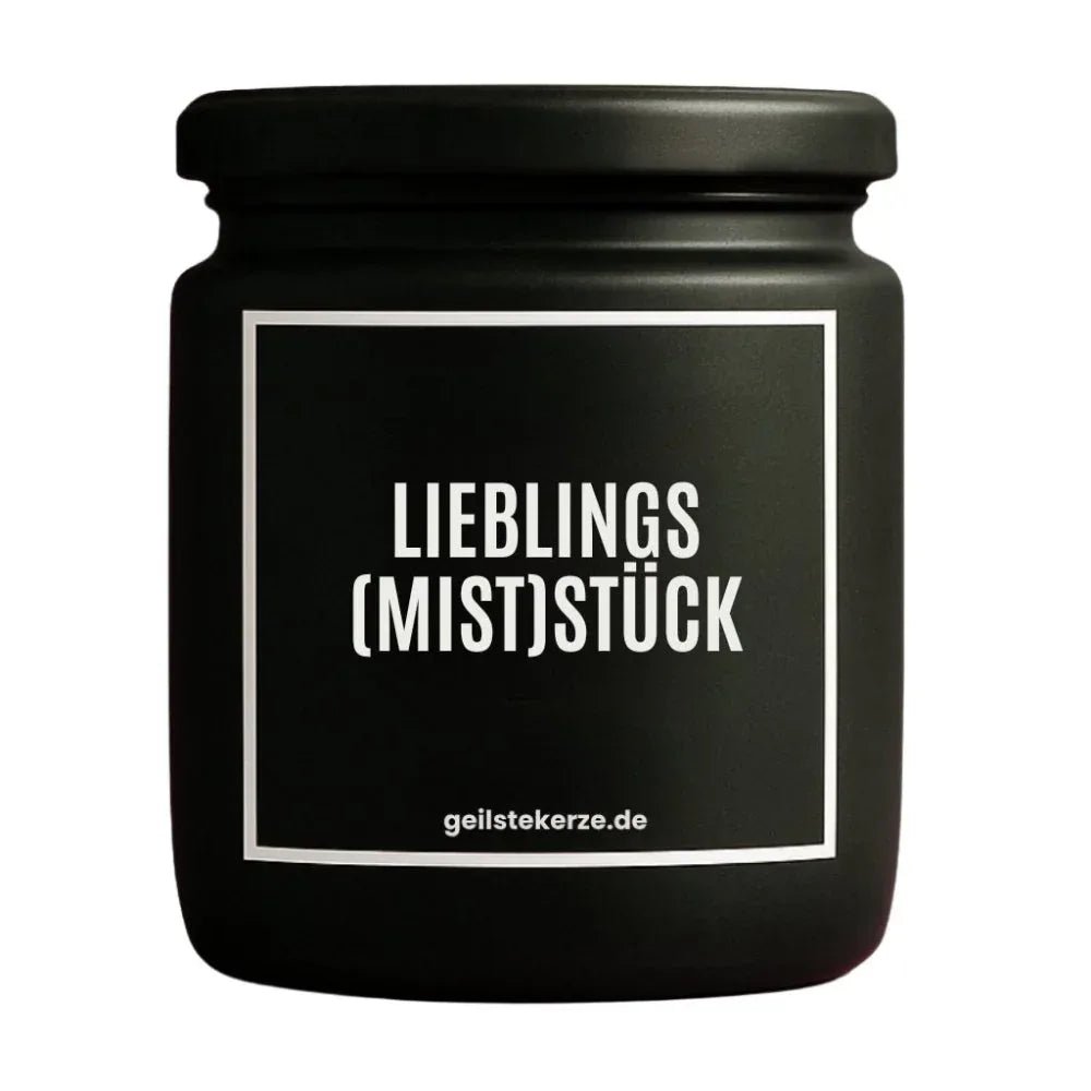 Duftkerze mit Spruch von geilstekerze ist der neue Geschenketrend. Diese witzige Kerze Vegane Bio-Kerze mit Spruch – LIEBLINGS (MIST)STÜCK brennt mega lange sagenhafte 80 Stunde, hochwertige ätherische Öle schaffen beste Duftverteilung. Mit 1400 lustigen Sprüchen perfekt zum Verschenken. Handgemacht in Deutschland von geilstekerze.shop -Die beste Duftkerze die du kaufen kannst.