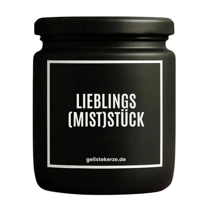 Duftkerze mit Spruch von geilstekerze ist der neue Geschenketrend. Diese witzige Kerze Vegane Bio-Kerze mit Spruch – LIEBLINGS (MIST)STÜCK brennt mega lange sagenhafte 80 Stunde, hochwertige ätherische Öle schaffen beste Duftverteilung. Mit 1400 lustigen Sprüchen perfekt zum Verschenken. Handgemacht in Deutschland von geilstekerze.shop -Die beste Duftkerze die du kaufen kannst.