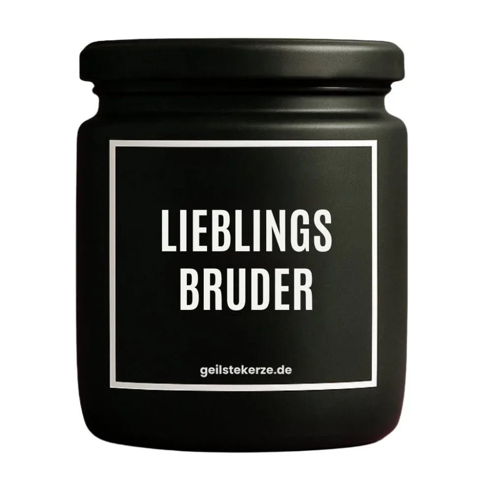 Duftkerze mit Spruch von geilstekerze ist der neue Geschenketrend. Diese witzige Kerze Vegane Bio-Kerze mit Spruch – LIEBLINGSBRUDER brennt mega lange sagenhafte 80 Stunde, hochwertige ätherische Öle schaffen beste Duftverteilung. Mit 1400 lustigen Sprüchen perfekt zum Verschenken. Handgemacht in Deutschland von geilstekerze.shop -Die beste Duftkerze die du kaufen kannst.