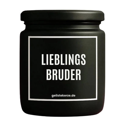 Duftkerze mit Spruch von geilstekerze ist der neue Geschenketrend. Diese witzige Kerze Vegane Bio-Kerze mit Spruch – LIEBLINGSBRUDER brennt mega lange sagenhafte 80 Stunde, hochwertige ätherische Öle schaffen beste Duftverteilung. Mit 1400 lustigen Sprüchen perfekt zum Verschenken. Handgemacht in Deutschland von geilstekerze.shop -Die beste Duftkerze die du kaufen kannst.
