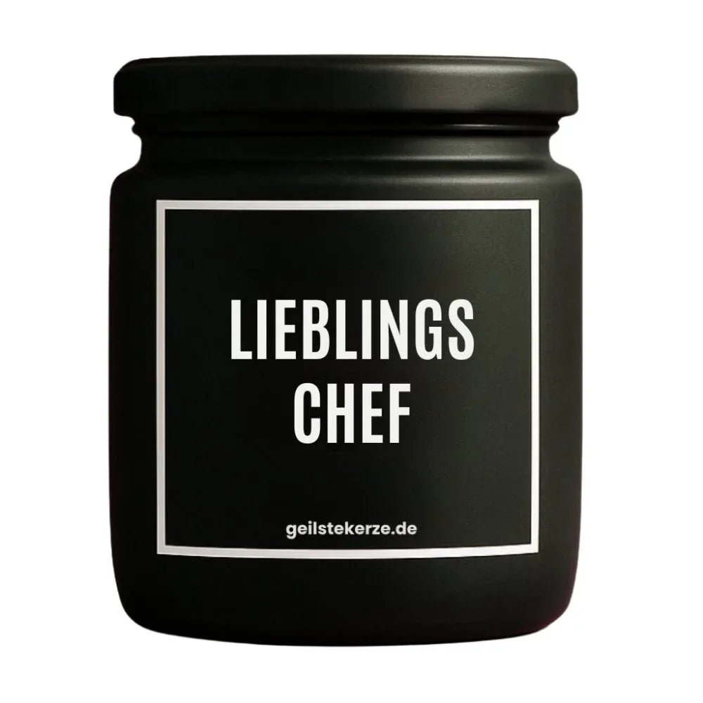 Duftkerze mit Spruch von geilstekerze ist der neue Geschenketrend. Diese witzige Kerze Vegane Bio-Kerze mit Spruch – LIEBLINGSCHEF brennt mega lange sagenhafte 80 Stunde, hochwertige ätherische Öle schaffen beste Duftverteilung. Mit 1400 lustigen Sprüchen perfekt zum Verschenken. Handgemacht in Deutschland von geilstekerze.shop -Die beste Duftkerze die du kaufen kannst.