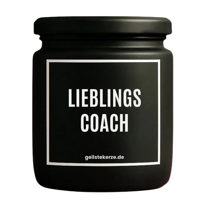 Duftkerze mit Spruch von geilstekerze ist der neue Geschenketrend. Diese witzige Kerze Vegane Bio-Kerze mit Spruch – LIEBLINGSCOACH brennt mega lange sagenhafte 80 Stunde, hochwertige ätherische Öle schaffen beste Duftverteilung. Mit 1400 lustigen Sprüchen perfekt zum Verschenken. Handgemacht in Deutschland von geilstekerze.shop -Die beste Duftkerze die du kaufen kannst.
