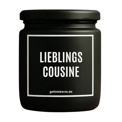 Duftkerze mit Spruch von geilstekerze ist der neue Geschenketrend. Diese witzige Kerze Vegane Bio-Kerze mit Spruch – LIEBLINGSCOUSINE brennt mega lange sagenhafte 80 Stunde, hochwertige ätherische Öle schaffen beste Duftverteilung. Mit 1400 lustigen Sprüchen perfekt zum Verschenken. Handgemacht in Deutschland von geilstekerze.shop -Die beste Duftkerze die du kaufen kannst.