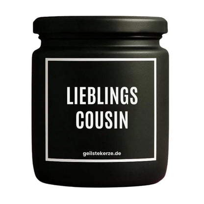 Duftkerze mit Spruch von geilstekerze ist der neue Geschenketrend. Diese witzige Kerze Vegane Bio-Kerze mit Spruch – LIEBLINGSCOUSIN brennt mega lange sagenhafte 80 Stunde, hochwertige ätherische Öle schaffen beste Duftverteilung. Mit 1400 lustigen Sprüchen perfekt zum Verschenken. Handgemacht in Deutschland von geilstekerze.shop -Die beste Duftkerze die du kaufen kannst.